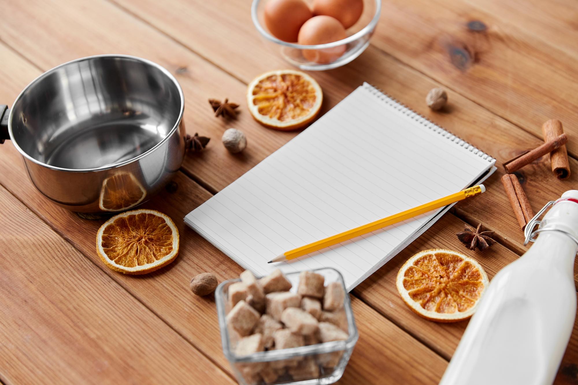 Darbo stalas su ingredientais ir užrašais